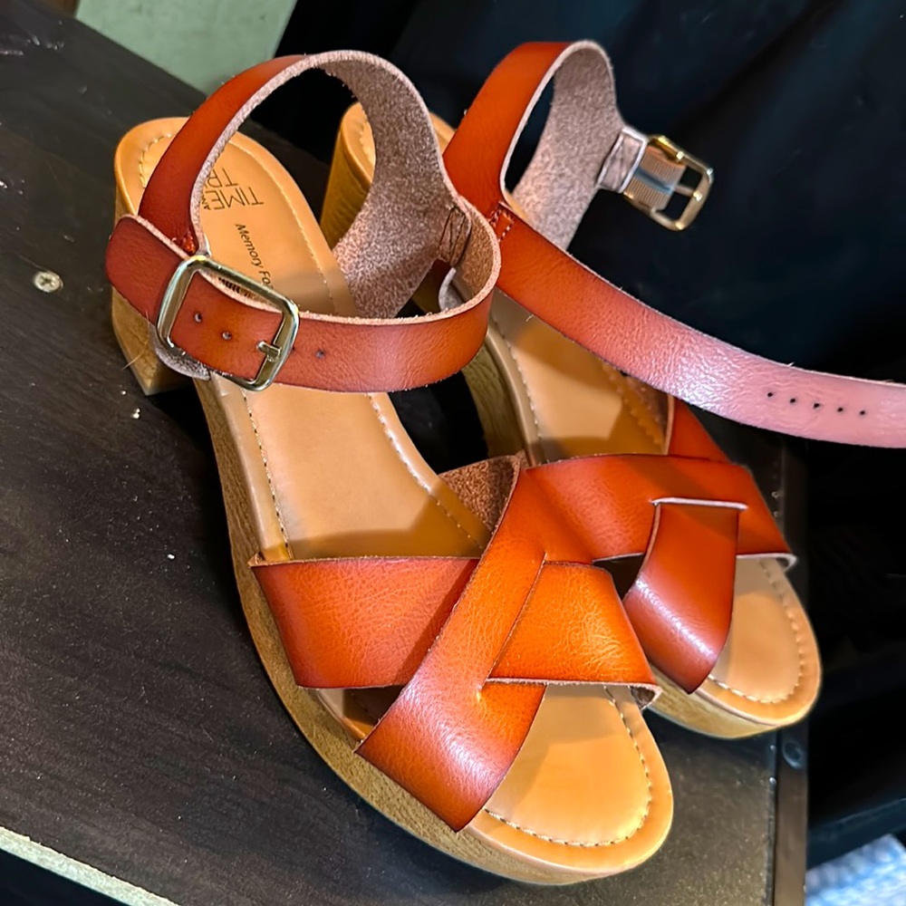 Closet clean out!!! Cute brown Sandler! Never been worn!
